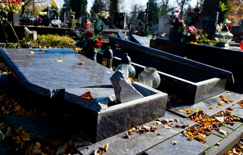Łódź: ponad 350 zniszczonych nagrobków