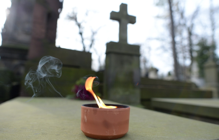 Wilno: znicze na grobach polskich żołnierzy