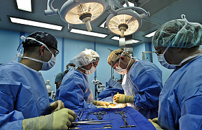 Przemęczeni lekarze operują pacjentów