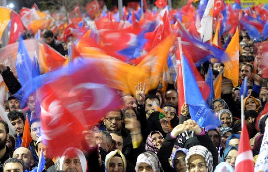 Unia zaniepokojona skandalem w Turcji