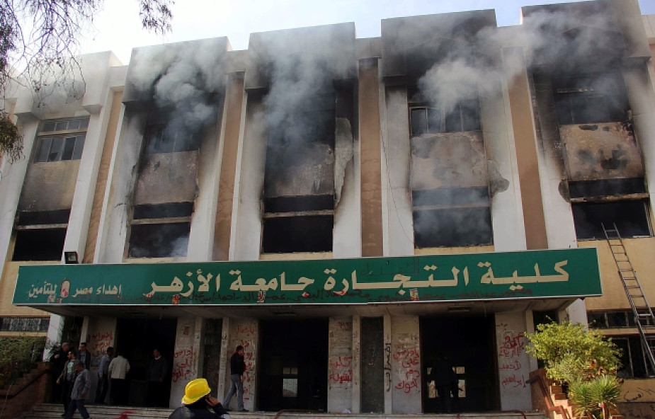 Studenci w Kairze podpalili dwa budynki