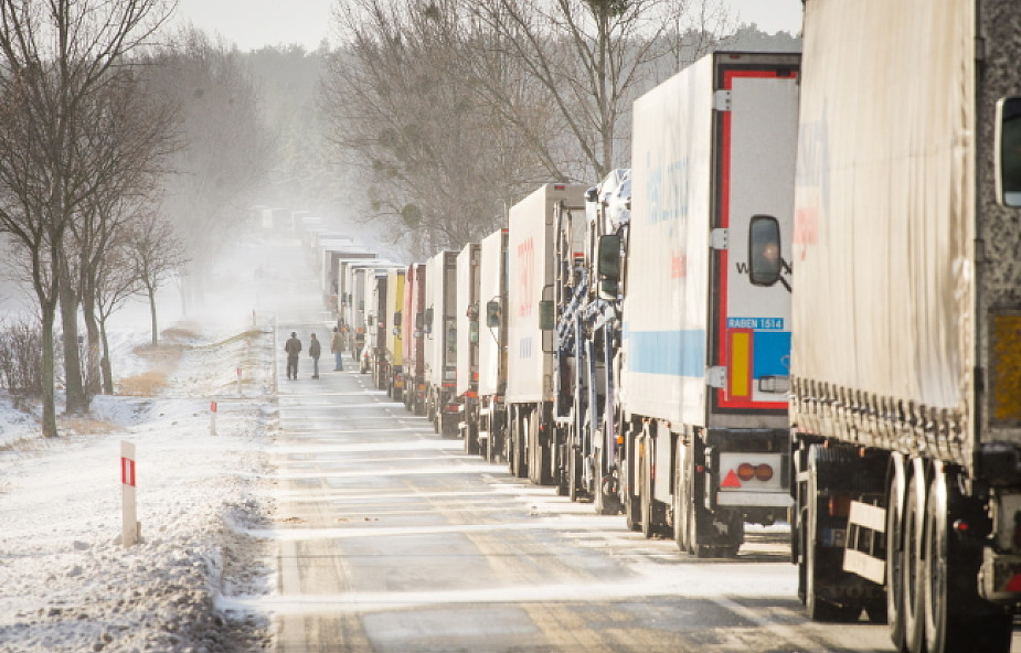150 ciężarówek blokuje DK 11 w Gościejewie 