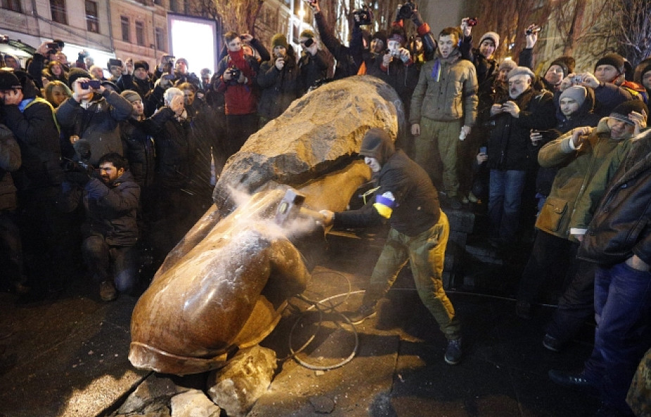 Ukraina: w Kijowie powalono pomnik Lenina