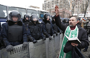 Ukraina: Kard. Huzar modli się z protestującymi
