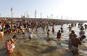 Miliony hindusów zmywają grzechy w Gangesie