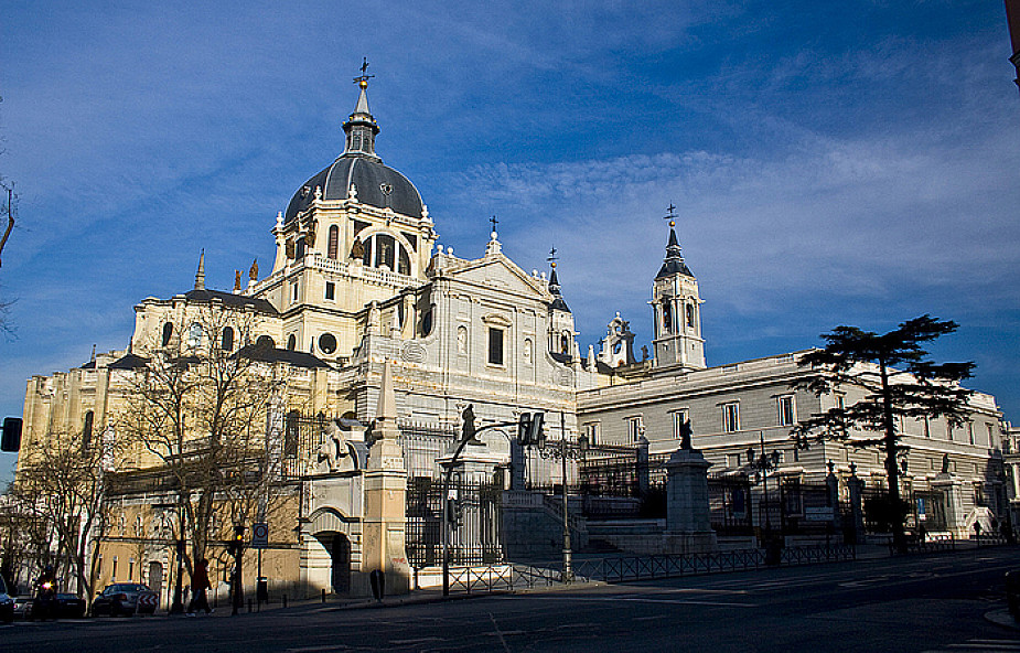 Bomba w katedrze Almudena w Madrycie