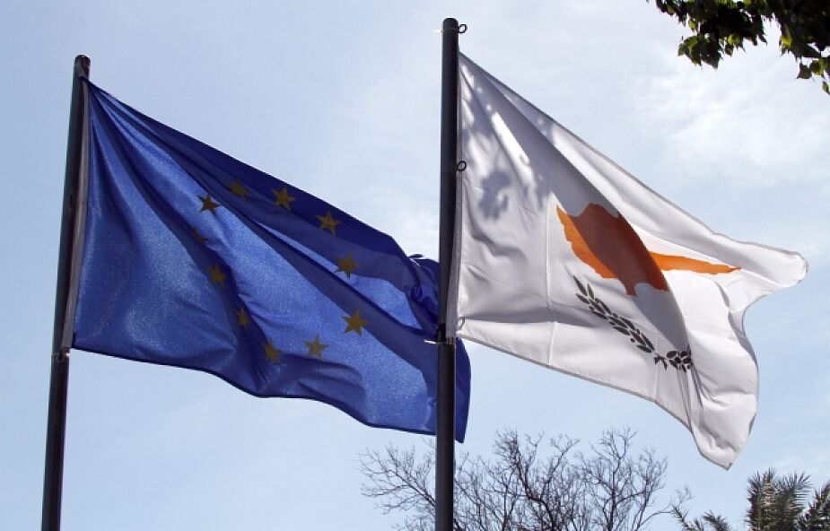 Miedwiediew: Na Cyprze kontynuują grabież