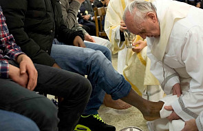 Franciszek umył stopy 12 nieletnim więźniom