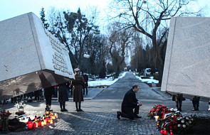 Premier Tusk przed pomnikiem ofiar katastrofy