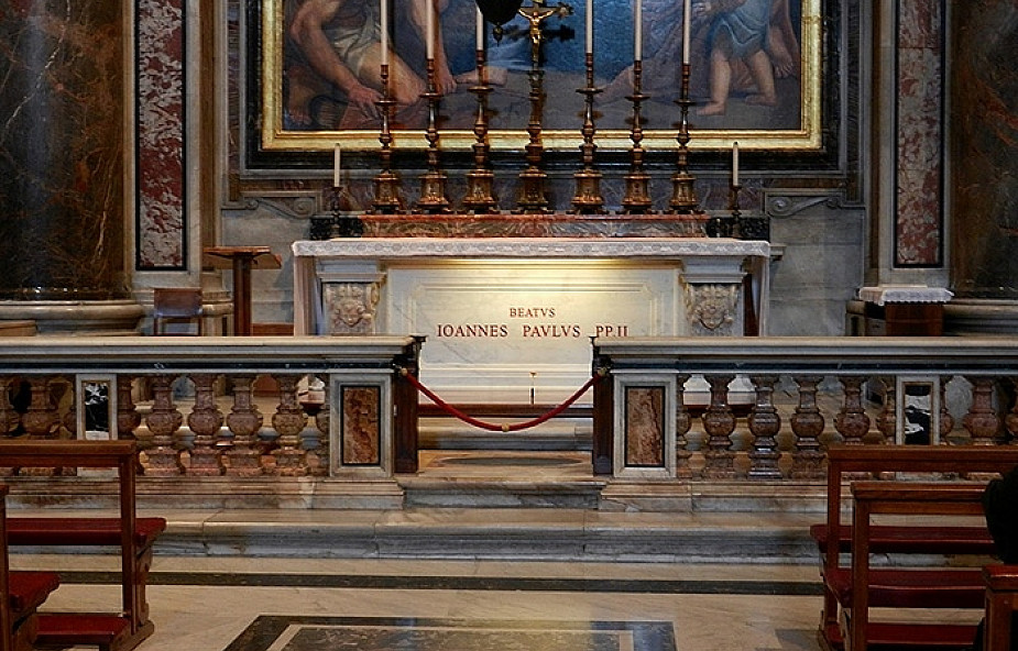 Franciszek przed grobem Jana Pawła II