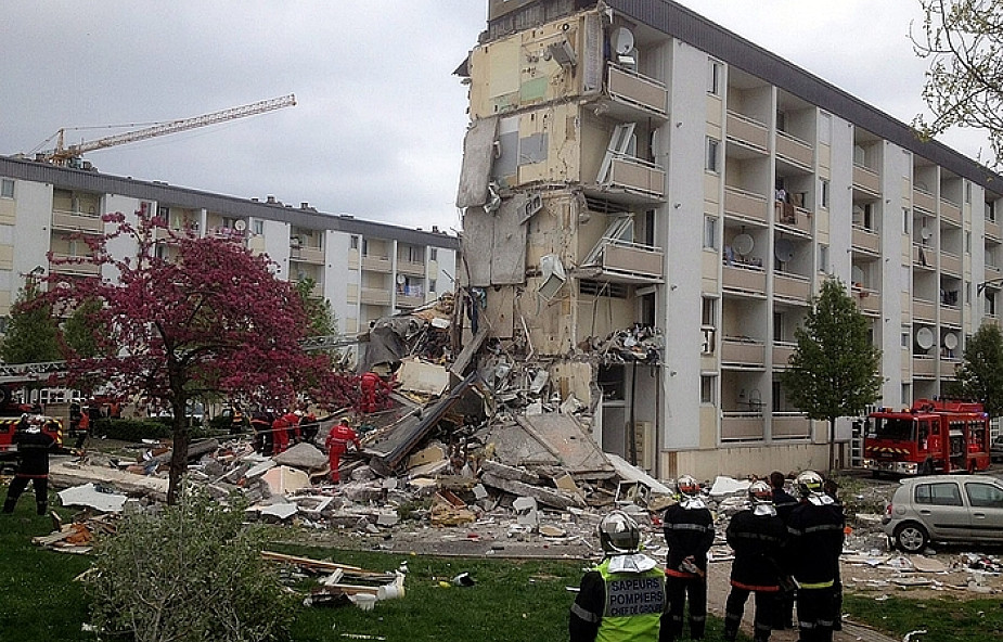 Dom mieszkalny zawalił się po wybuchu, 2 ofiary