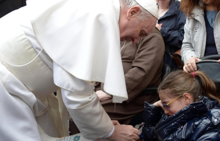 Papież złożył podpis na gipsie dziewczynki