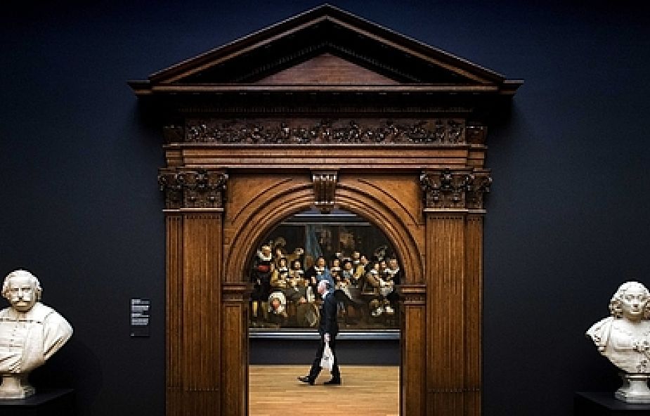 Po 10 latach prac renowacyjnych ponownego otwarcia Rijksmuseum w Amsterdamie, prezentującego w 80 galeriach 800 lat historii Hol