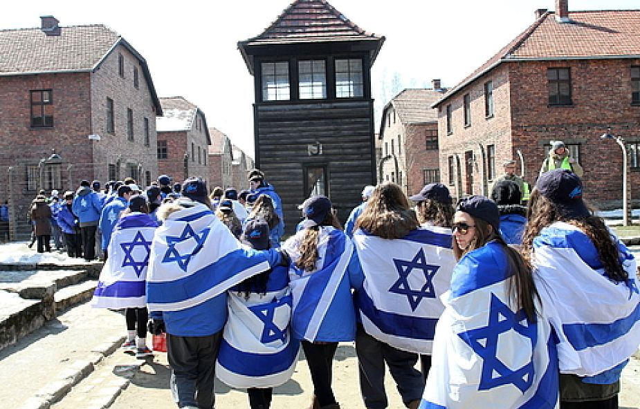 Marsz Żywych. Ponad 10 tysięcy Żydów z całego świata i Polaków wyruszyło w poniedziałek po południu sprzed bramy obozowej z nap