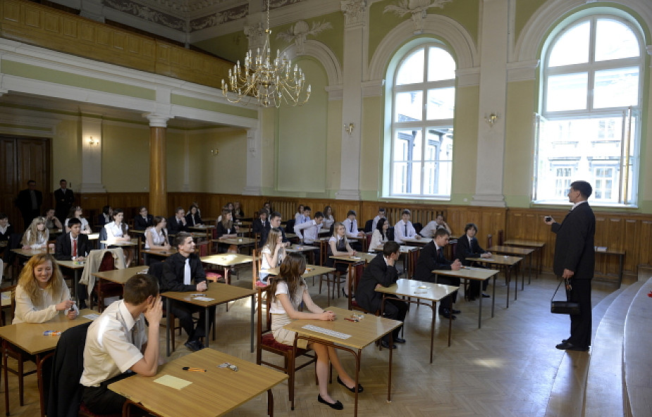 Maturzyści piszą egzaminy z WOS oraz filozofii