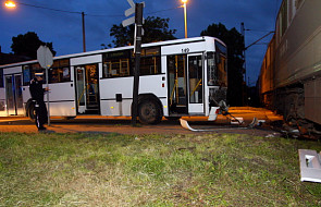 Opole: Autobus wjechał w pociąg towarowy
