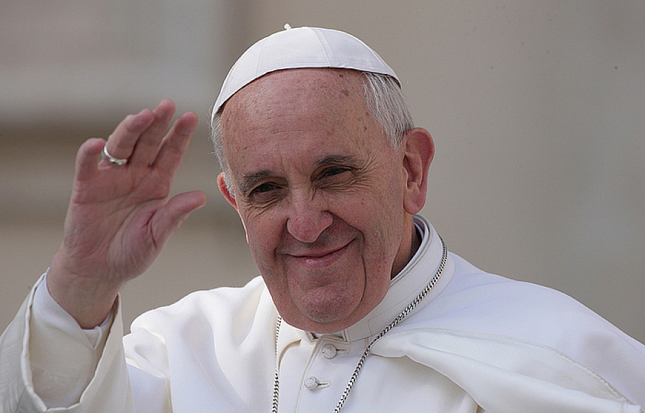 Papież zachęca do odmawiania różańca