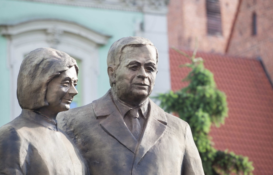 Radom: pomnik Lecha i Marii Kaczyńskich
