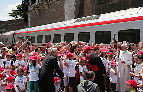 Pociąg specjalny z dziećmi na stacji "Watykan"