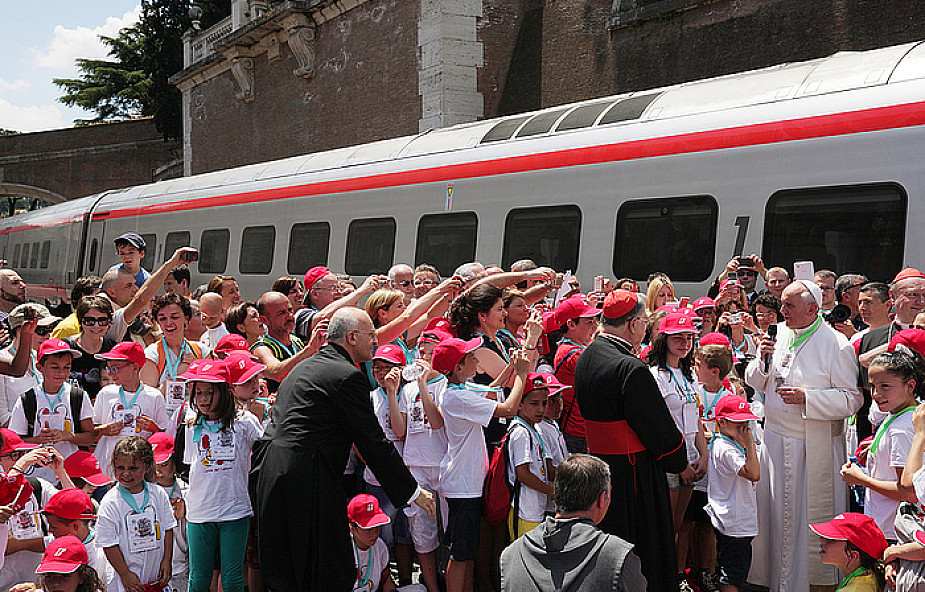 Pociąg specjalny z dziećmi na stacji "Watykan"