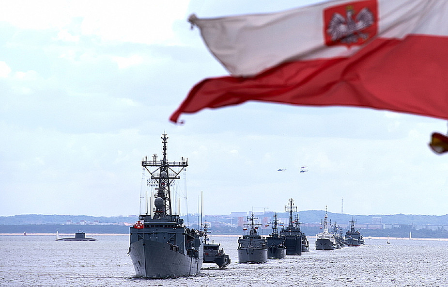Parada okrętów na zakończenie Święta Morza