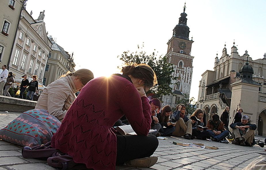 Czytali Biblię na krakowskim Rynku