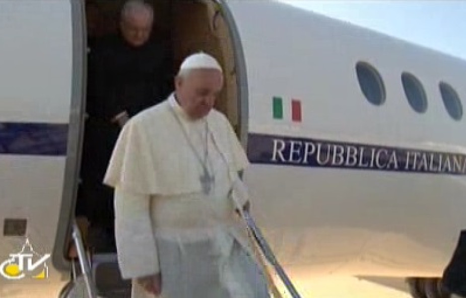 Sprostowano doniesienia o samolocie papieskim