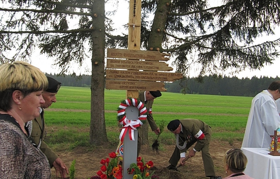 Zniszczono krzyż upamiętniający żołnierzy AK