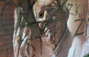 Zniszczony mural z wizerunkiem Jana Pawła II