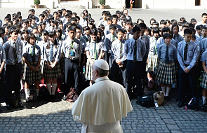Papież do uczniów: tylko dialog buduje pokój