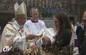 Papież ochrzcił dziecko nieślubnej pary