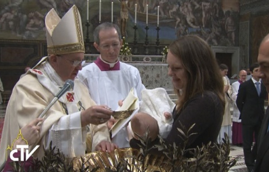 Papież ochrzcił dziecko nieślubnej pary