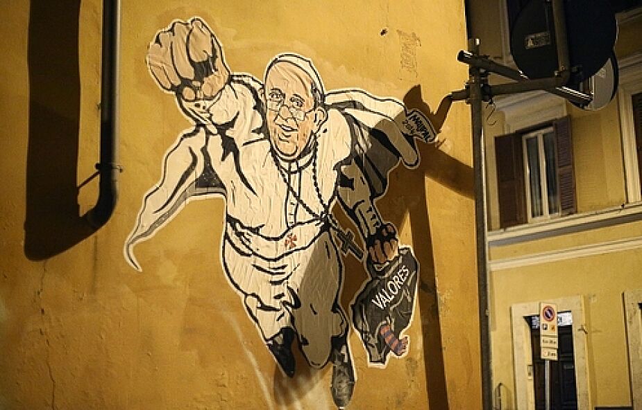 Papież Franciszek w pozie lecącego Supermana - taki mural pojawił się na ulicy koło Watykanu.
