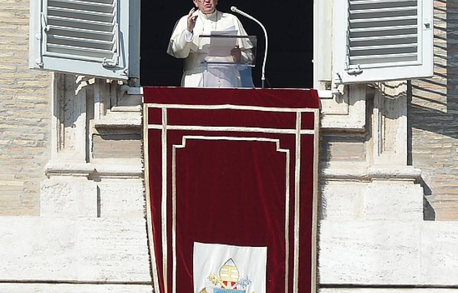 Papież przypomina o świętych i apeluje o pokój