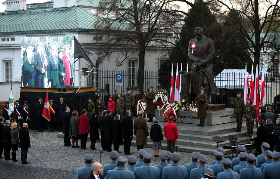 Prezydent przed pomnikiem Piłsudskiego