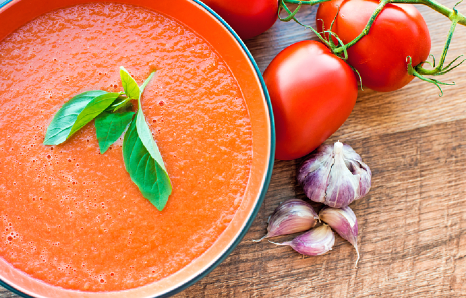 Zupa pomidorowa z czosnkiem i bazylią
