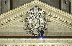 Włoch protestuje na fasadzie bazyliki św. Piotra