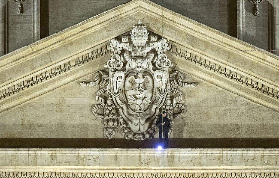 Włoch protestuje na fasadzie bazyliki św. Piotra