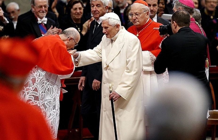 Z udziałem dwóch papieży - Franciszka i jego poprzednika Benedykta XVI - odbył się w sobotę w bazylice św. Piotra konsystorz, w