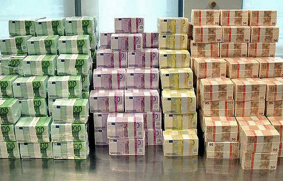 Znaleźli prawie milion euro w bagażu Polaka