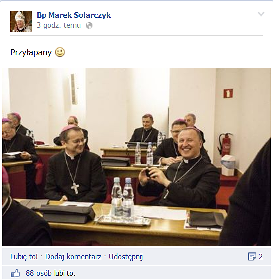Tak się bawią polscy biskupi. Selfie, uśmiechy... - zdjęcie w treści artykułu