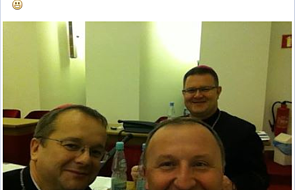 Tak się bawią polscy biskupi. Selfie, uśmiechy...