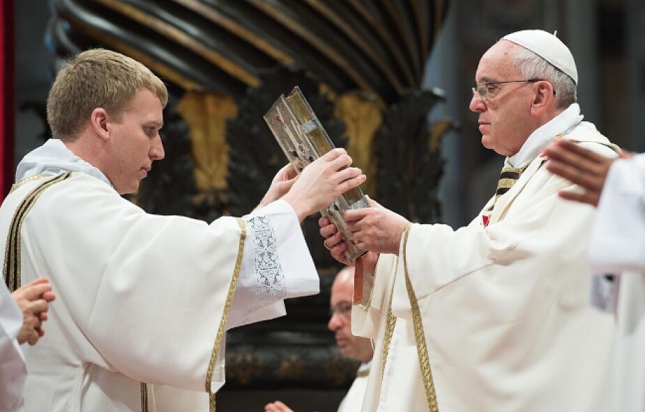 Watykan: Papież ochrzci 10 katechumenów
