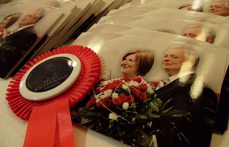 Prezydent złożył kwiaty przy grobie Kaczyńskich
