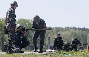 Rosja: Ukraina gromadzi żołnierzy przy granicy