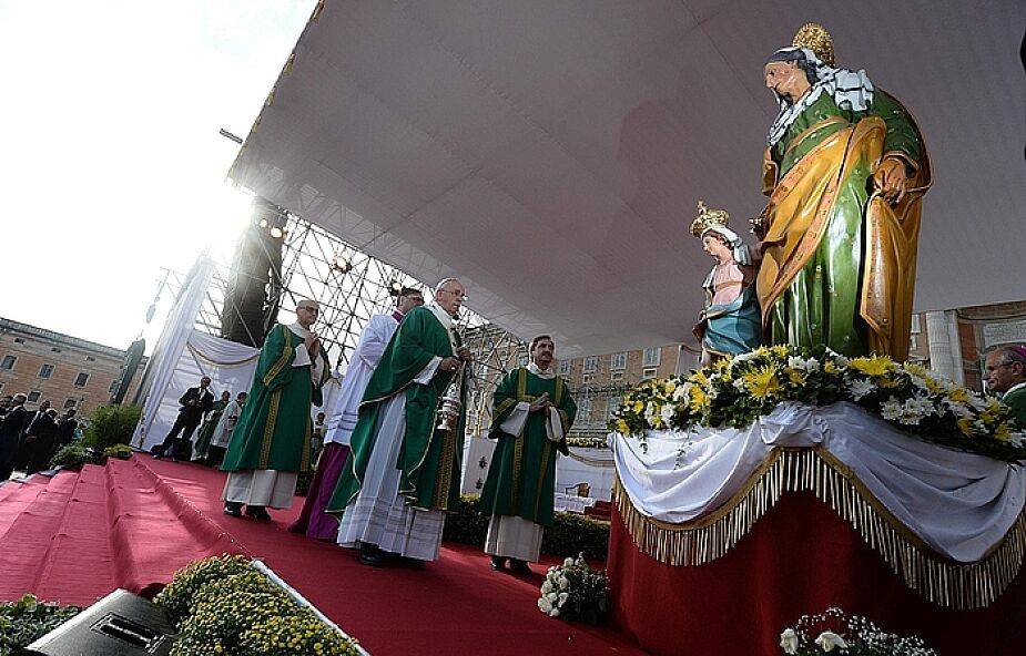 Papież rozpoczął wizytę w Casercie