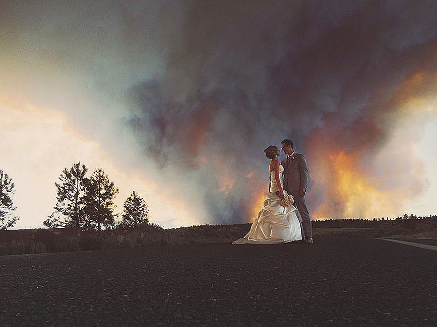 Zobacz jak wygląda ślub w płomiennej scenerii - zdjęcie w treści artykułu
