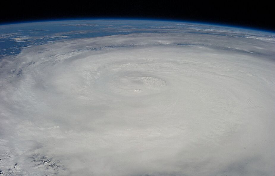Silny tajfun zbliża się do Filipin i Japonii