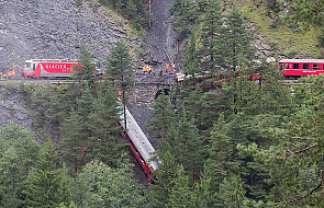 W szwajcarskich Alpach wykoleił się pociąg