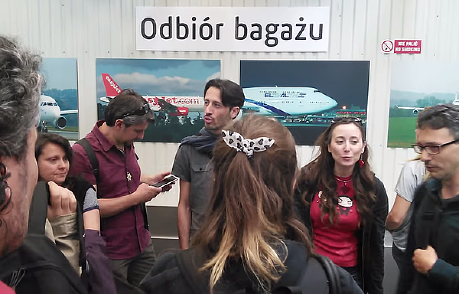 Włoskie śpiewanie na lotnisku w Krakowie
